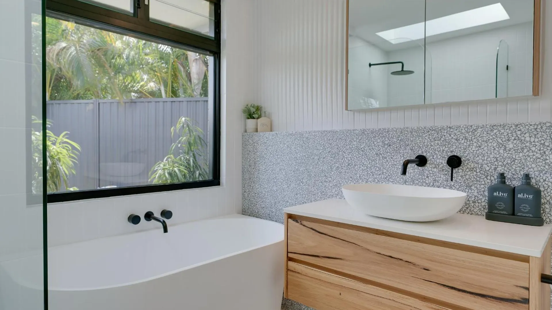 Chic 3Br In Gold Coast Steps From The Beach Australia